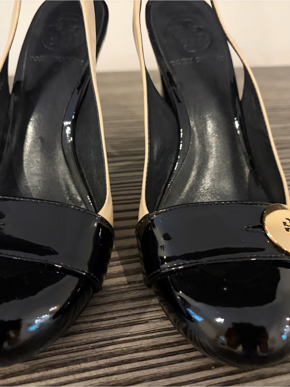 Tory Burch Black and Cream Patent Leather Slingback Heels with Gold Logo - Picture 3 of 5